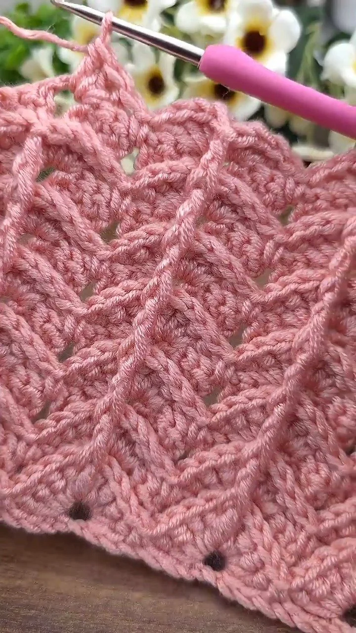 Reine Handwerks-Therapie und zufriedenstellende Reihenwiederholungen! 🎧 Sieh zu, wie jede Chevron-Welle und Kabelreihe perfekt an ihren Platz passt. Schnapp dir deinen Haken und mach mit! 👇💖