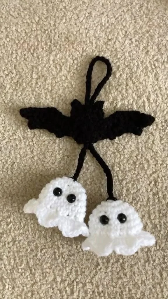 Häkeln von Geist und Fledermaus [Video] | Wie man einen Geist häkelt, Halloween-Häkelarbeiten, Gruselig