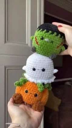 Häkeln, Häkelideen, Häkelprojekte, Häkelmuster | Häkelmuster für Halloweenfiguren, einfache Amigurumi-Projekte für Halloween, einfache Halloween-Dinge zum Häkeln