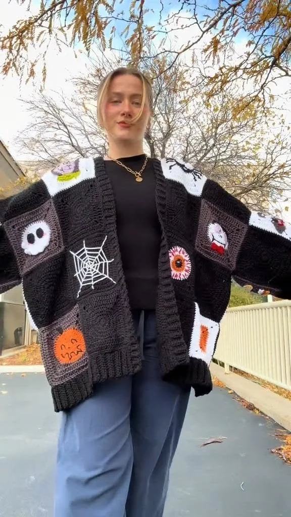 Besser spät als nie 👻 ____ #häkel #häkeljacke #halloweenhäkeln #spookyhäkel [Video] | Gestrickter Halloween-Pullover, Halloween-Patchwork gestrickt, Herbststrickjacke Ästhetik