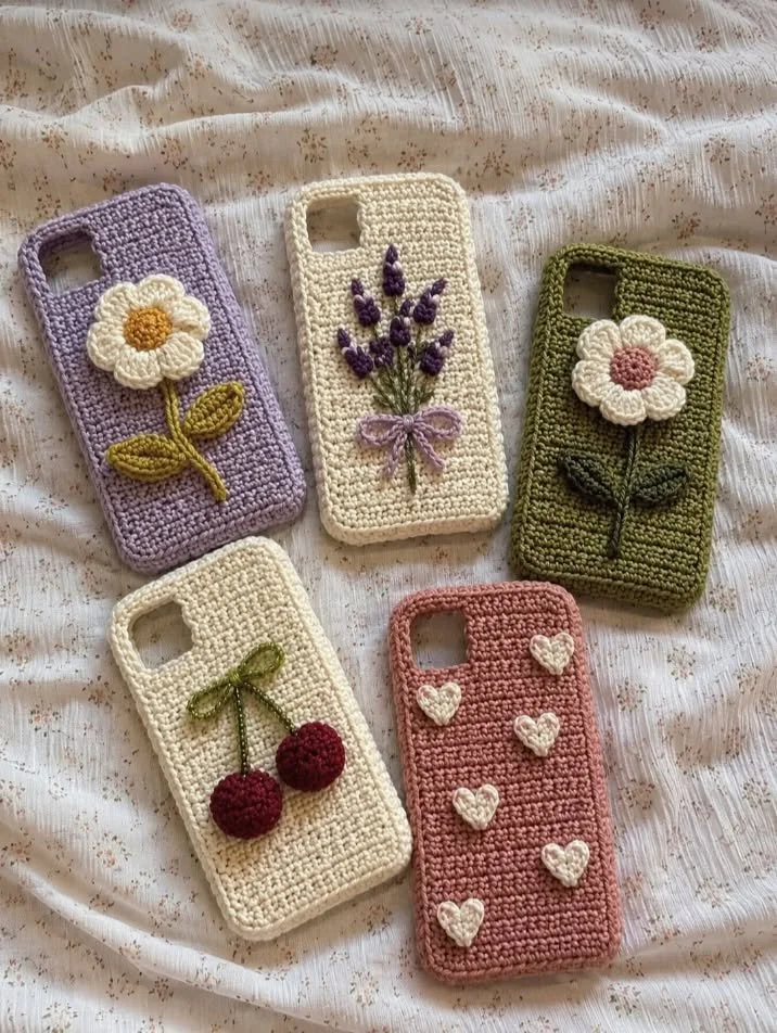 Handgemachte gehäkelte Handyhüllen in sanften Pastellfarben, dekoriert mit niedlichen Blumen, Schleifen, Kirschen und kleinen Herzen. Gemütlich y… | Süße Telefonhülle Stickerei, Handstickerei Handyhülle, Garn