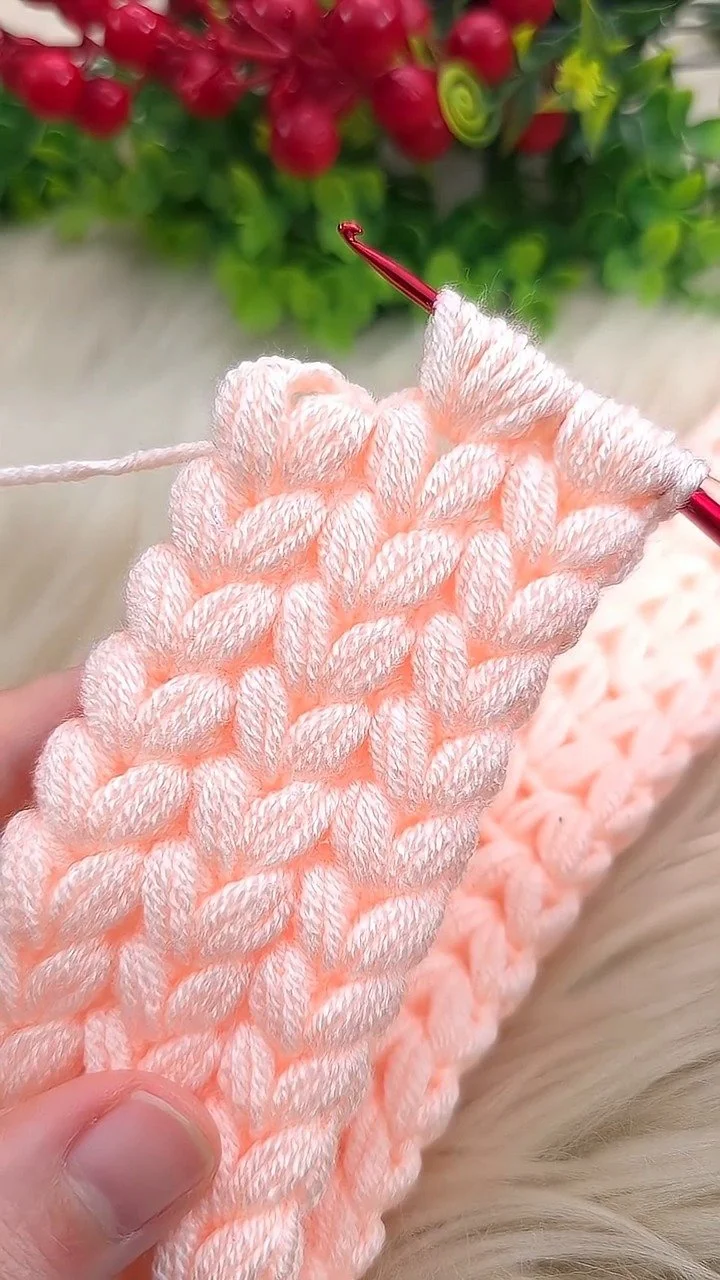 Das ultimative schnelle Winteraccessoire zum Selbermachen! 💖 Dieses gemütliche tunesische Häkel-Haarband hält dich warm und stylisch und verleiht deinem Outfit einen süßen Farbklecks.